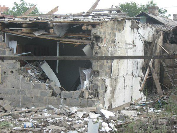 Руйнування в приватному секторі біля 18 лікарні в Донецьку (фото). Донеччани в соцмережах продовжують викладати фото руйнувань у різних районах міста.