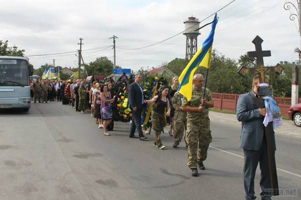 У Борисполі проводили в останню путь чоловіка Тетяни Чорновол. У Борисполі на Київщині закінчилася церемонія прощання з бійцем батальйону "Азов", чоловіком Тетяни Чорновол- Миколою Березовим. 