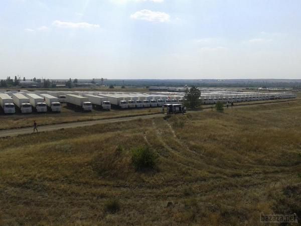 Путінська "гуманітарна колона" зупинилася біля російського міста Донецьк, в 35 км від кордону. «Гуманітарна» колона Путіна зупинилася біля Російського міста Донецьк.
