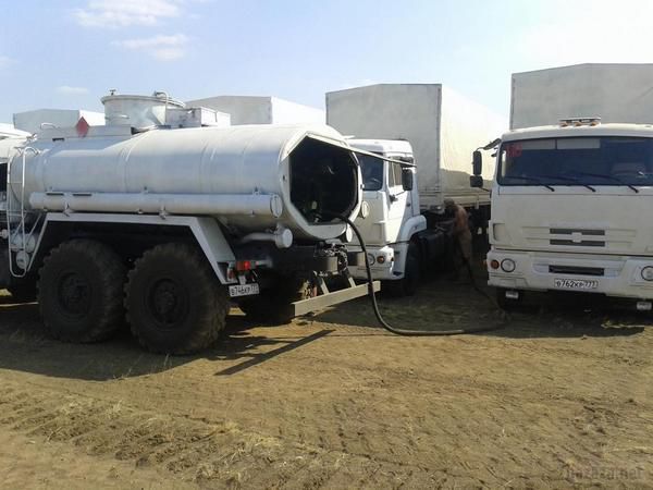 Путінська "гуманітарна колона" зупинилася біля російського міста Донецьк, в 35 км від кордону. «Гуманітарна» колона Путіна зупинилася біля Російського міста Донецьк.
