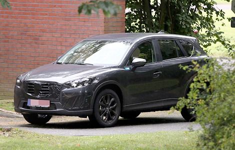 Mazda підправить зовнішність кросовера CX-5. Компанія Mazda вивела на дорожні випробування рестайлінговий кросовер CX-5,
