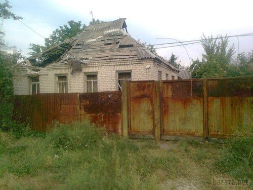 Луганськ зруйнований. Частина 14. Фото 15.08.2014. Станом на 15 серпня в Луганську зберігаються проблеми зі зв'язком, електроенергією та водою. В останні дні терористи запекло обстрілюють місто. З'явилися нові руйнування. 