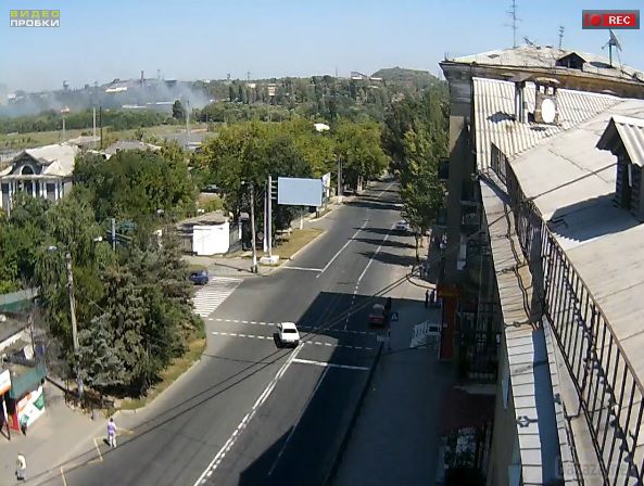 Обстановка в Донецьку 15.08.14 (фото). Бойові дії у вечірній і нічний час розгорталися в Петровському та Ленінському районах міста. Жителі мікрорайону Широкий о 22.00 спостерігали світять спалахи в небі, імовірно запальні бомби, а потім заграву в районі хутора Широкий.