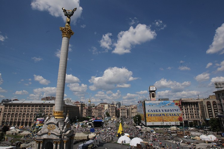 Комунальники розібрали сцену на Майдані в Києві. Також триває демонтаж новорічної ялинки
