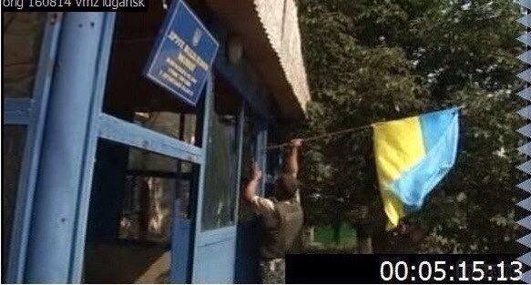 Силовики встановили український прапор над одним з відділів міліції Луганська. В Жовтневому районі Луганська над одним з відділів міліції встановили український прапор.