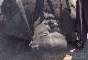 «Ленінопад» дійшов і до Новоайдару (відео). В селищі Новоайдар Луганської області біля будівлі місцевого будинку культури немає більше пам'ятника Леніну. 