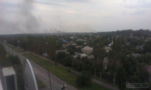 Артобстріл Харцизька (фото, відео). Близько 16:00 почався обстріл міста Харцизька, імовірно з мінометів. 