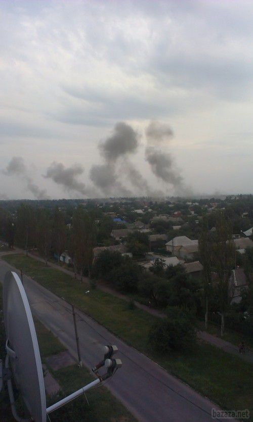 Артобстріл Харцизька (фото, відео). Близько 16:00 почався обстріл міста Харцизька, імовірно з мінометів. 