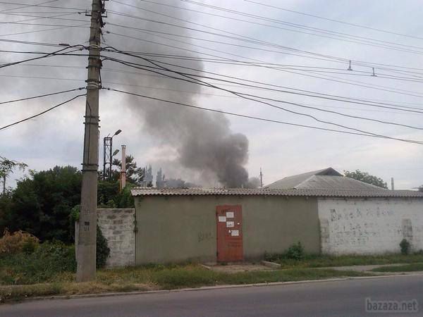 Артобстріл Харцизька (фото, відео). Близько 16:00 почався обстріл міста Харцизька, імовірно з мінометів. 