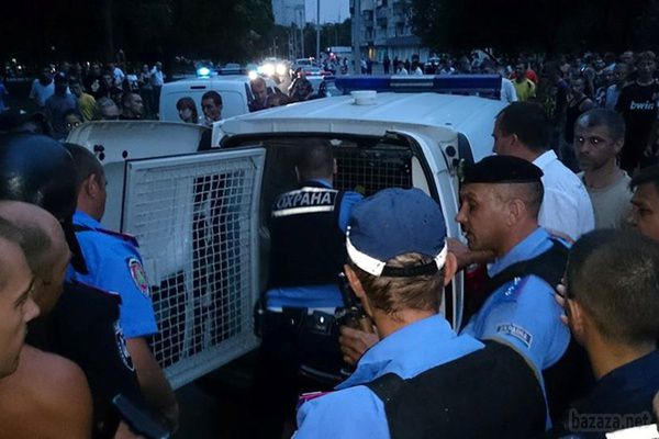 У Харкові затримали двох п’яних, які почали посеред вулиці стріляти з автомата