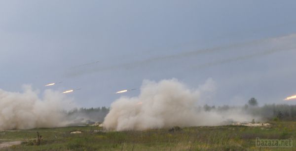 В Ясинуватій йде жорсткий бій, ніхто не поступається - РНБО. Курган Савур-Могила на сході Донецької області контролюється українськими силовиками, в м. Ясинувата біля Донецька йде жорсткий бій, заявляє спікер Інформаційно-аналітичного центру РНБО Андрій Лисенко.