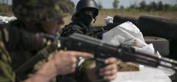 Нацгвардія і десантники АТО завершують блокаду Донецька, відловлюючи бойовиків ДНР на блокпостах. За оперативними даними, силами підрозділів МВС проводяться дії з пошуку і знешкодження угруповань бойовиків в районах Чорнухине та Жданівка. Для ізоляції району організували 40 блокпостів і 4 взводных опорних пункти сил АТО.