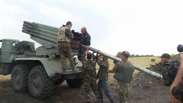 Українські артилеристи підтримують вогнем наступ на Луганськ. Артилеристи 1-ї танкової бригади ЗСУ ведуть вогонь по позиціях терористів в околицях Луганська.