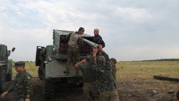 Українські артилеристи підтримують вогнем наступ на Луганськ. Артилеристи 1-ї танкової бригади ЗСУ ведуть вогонь по позиціях терористів в околицях Луганська.