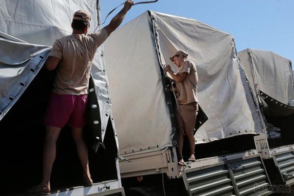 Червоний хрест роздав українську гуманітарну допомогу 20 тисячам жителів сходу. Міжнародний комітет Червоного Хреста (МКЧХ) вже роздав на сході України 100 тонн української гуманітарної допомоги, російська частина колони поки проходить перевірку.