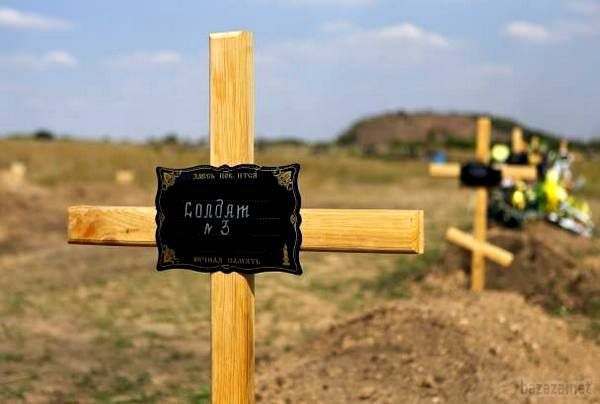 Вбитих на Донбасі російських найманців закопують екскаваторами. Нічого не змінюється в Росії, ця країна посилає своїх дітей помирати на чужі землі, а потім не визнає їх участь в цих авантюрах.