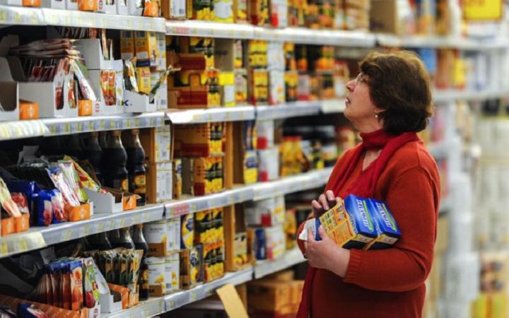 84% росіян підтримують заборону на імпорт. 84% респондентів, опитаних ВЦВГД, підтримують заборону на ввезення зарубіжної продукції. Вони вважають, що він буде стимулювати розвиток сільського господарства і призведе до збільшення вітчизняної продукції в магазинах.