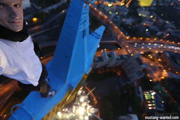 Прапор на московській висотці повісив українець (визнання +фото). Київський спортсмен-екстремал, який називає себе Mustang Wanted зізнався, що саме він підняв прапор і пофарбував зірку на московській висотці 20 серпня. 