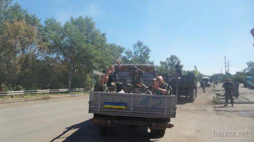 Нотатки з передової. Розмова з бійцями. На автовокзал Щастя під'їжджає вантажна газель. В ній з десяток бійців. Вони приїхали сюди купити продукти: сигарети, воду, енергетики, безалкогольне пиво. 