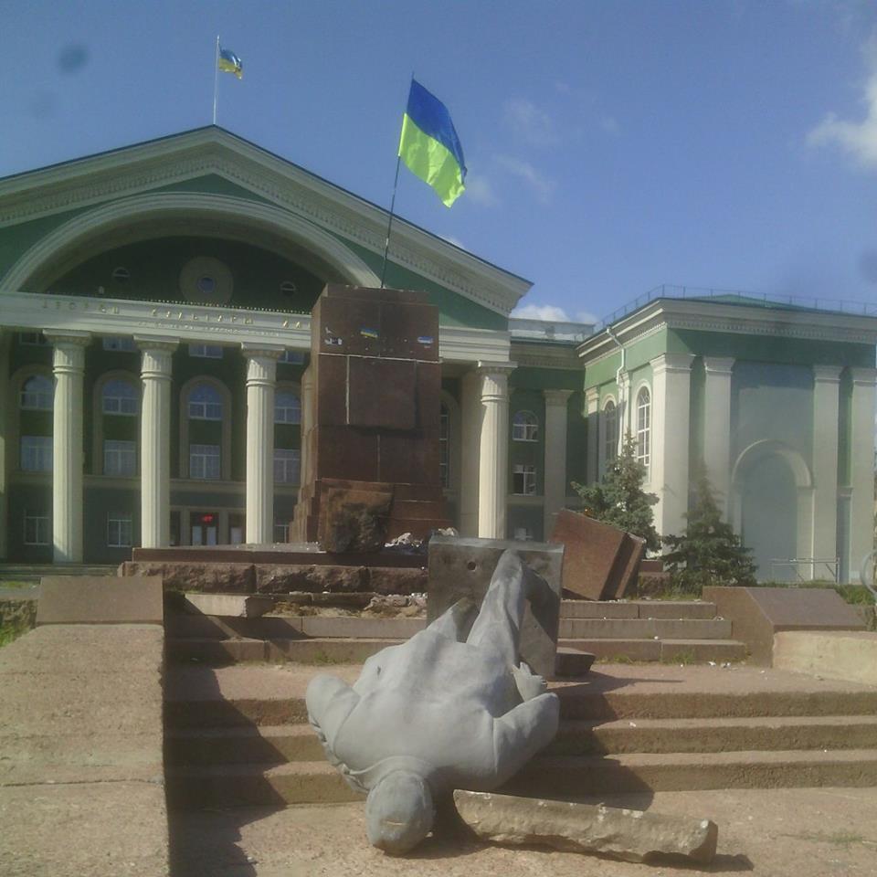 У Луганській області знесли пам'ятник Леніну. Тепер Сєверодонецьк (фото і відео). У Сєвєродонецьку на площі біля ДК Хіміків знесли пам'ятник Леніну.