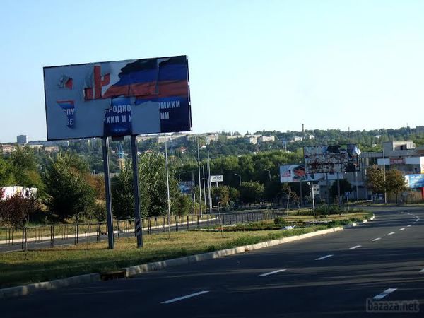 У Донецьку зірвали рекламу «ДНР». У Донецьку на Маріупольській розвилці обірвали всю рекламу з символікою терористичної організації «ДНР».