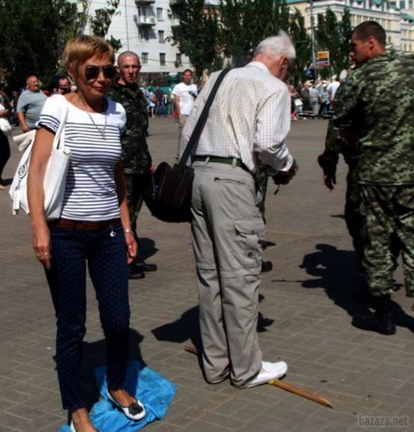 Вихователька дитячого саду № 327 в центрі Донецька топче український прапор