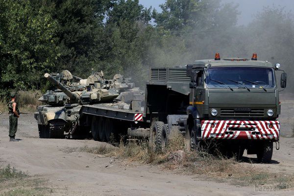 У звільнений Маріуполь прийшла війна? (відео). Чутки про те, що через кордон в районі обстріляного пункту пропуску " Новоазовськ прорвалися російські танки, що з'явилися вранці 25 серпня. Напруга, в якому всі ці місяці після звільнення жив південь області в очікуванні нової атаки, досягла апогею.