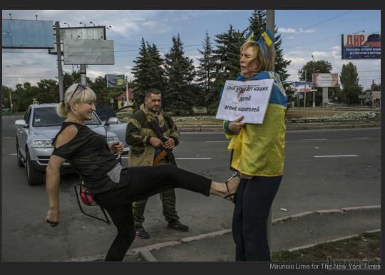 Жінку в Донецьку прив'язали до стовпа з написом «Вона вбиває наших дітей. Агент карателів». Фото жінки у Донецьку, яку привязали до стовпа, загорнуту в український прапор. До стовпа її привязали терористи ДНР.