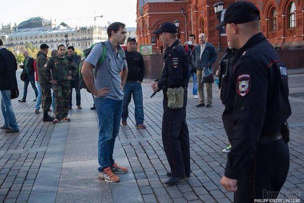 Сьогодні вранці на манежкі в Москві був багатомільйонний сход проти вторгнення в Україну. На нього прийшов один (1) чоловік. 