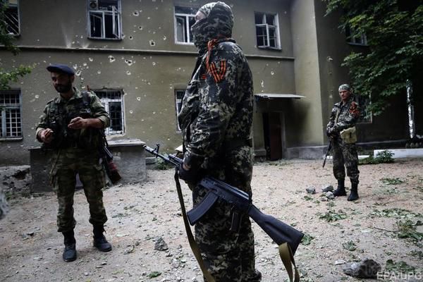 В оточенні під Іловайском знаходиться близько 7000 солдатів. Ватажок терористичної організації ДНР Олександр Захарченко погодився відкрити гуманітарний коридор для українських солдатів оточених під Іловайском.