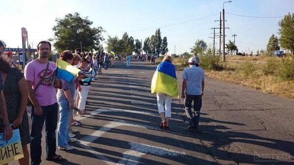 Маріуполь: акції з національною символікою, ситуація з продовольством і транспортом (фото). Нагадаємо, в 40 кілометрах від міста російськими військовими захоплений Новоазовськ. «Тому є ймовірність, що окупанти спробують увійти в наше місто», - кажуть жителі Маріуполя, які беруть участь у спорудженні укріплень для захисту міста.