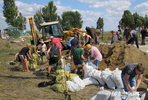 Маріуполь: акції з національною символікою, ситуація з продовольством і транспортом (фото). Нагадаємо, в 40 кілометрах від міста російськими військовими захоплений Новоазовськ. «Тому є ймовірність, що окупанти спробують увійти в наше місто», - кажуть жителі Маріуполя, які беруть участь у спорудженні укріплень для захисту міста.