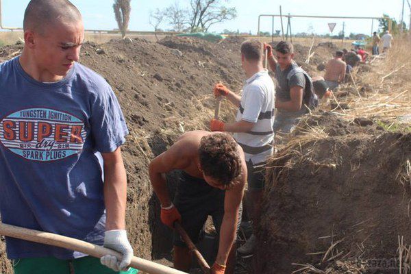 Маріуполь: акції з національною символікою, ситуація з продовольством і транспортом (фото). Нагадаємо, в 40 кілометрах від міста російськими військовими захоплений Новоазовськ. «Тому є ймовірність, що окупанти спробують увійти в наше місто», - кажуть жителі Маріуполя, які беруть участь у спорудженні укріплень для захисту міста.