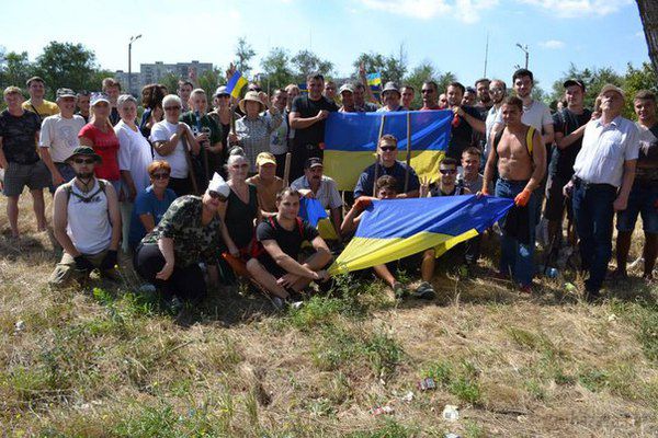 Маріуполь: акції з національною символікою, ситуація з продовольством і транспортом (фото). Нагадаємо, в 40 кілометрах від міста російськими військовими захоплений Новоазовськ. «Тому є ймовірність, що окупанти спробують увійти в наше місто», - кажуть жителі Маріуполя, які беруть участь у спорудженні укріплень для захисту міста.