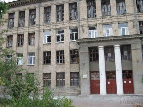 Луганськ зруйнований. Фото. 1.09.2014. Станом на ранок 1 вересня в Луганську спокійно. Вчора весь день був сильний обстріл міста, особливо східних кварталів. У місті проблеми зі зв'язком, електроенергією, водою і продуктами. З'являються нові руйнування. 