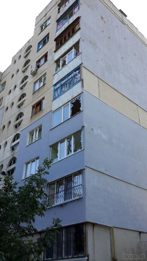 Луганськ зруйнований. Фото. 1.09.2014. Станом на ранок 1 вересня в Луганську спокійно. Вчора весь день був сильний обстріл міста, особливо східних кварталів. У місті проблеми зі зв'язком, електроенергією, водою і продуктами. З'являються нові руйнування. 