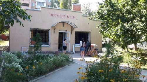 Луганськ зруйнований. Фото. 1.09.2014. Станом на ранок 1 вересня в Луганську спокійно. Вчора весь день був сильний обстріл міста, особливо східних кварталів. У місті проблеми зі зв'язком, електроенергією, водою і продуктами. З'являються нові руйнування. 
