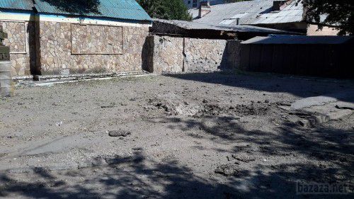 Луганськ зруйнований. Фото. 1.09.2014. Станом на ранок 1 вересня в Луганську спокійно. Вчора весь день був сильний обстріл міста, особливо східних кварталів. У місті проблеми зі зв'язком, електроенергією, водою і продуктами. З'являються нові руйнування. 