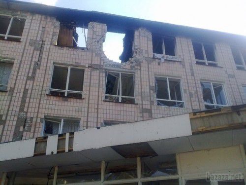 Луганськ зруйнований. Фото. 1.09.2014. Станом на ранок 1 вересня в Луганську спокійно. Вчора весь день був сильний обстріл міста, особливо східних кварталів. У місті проблеми зі зв'язком, електроенергією, водою і продуктами. З'являються нові руйнування. 
