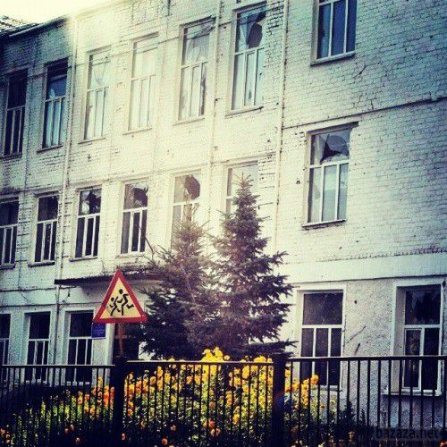 Луганськ зруйнований. Фото. 1.09.2014. Станом на ранок 1 вересня в Луганську спокійно. Вчора весь день був сильний обстріл міста, особливо східних кварталів. У місті проблеми зі зв'язком, електроенергією, водою і продуктами. З'являються нові руйнування. 