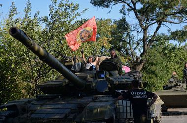 Терористи висунули нові вимоги: особливий статус Донбасу в обмін на єдність України. Самопроголошені "Донецька" і "Луганська народні республіки" на переговорах у Мінську закликали Київ визнати їх особливий статус і в обмін на виконання їхніх вимог обіцяють докласти максимум зусиль для збереження єдиного простору України.
