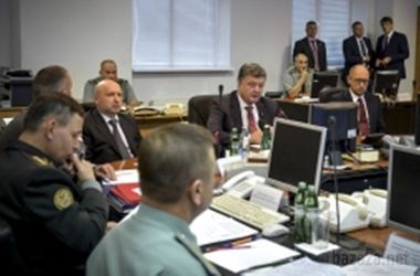 Ситуація важка, але український бойовий дух сильніший - Порошенко. Під час засідання заслухали доповіді керівників військових підрозділів по ситуації в Донецькій і Луганській областях та реагування на пряму збройну агресію.