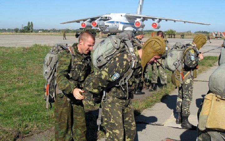 Снєгірьов: Заблоковані в бункері Луганського аеродрому десантники прорвалися до своїх. Сотня десантників, які залишалися прикривати відхід основних сил аеромобільної бригади від аеропорту «Луганськ», цієї ночі зуміла здійснити прорив і вийшла до своїх.