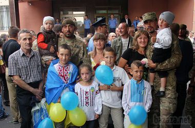 Бійці волинського "Світязя", що билися під Іловайськом, повернулися додому. Жителі Волині з квітами і сльозами на очах зустрічали своїх героїв - 30 бійців роти патрульної служби особливого призначення «Світязь» при УВМС області. 