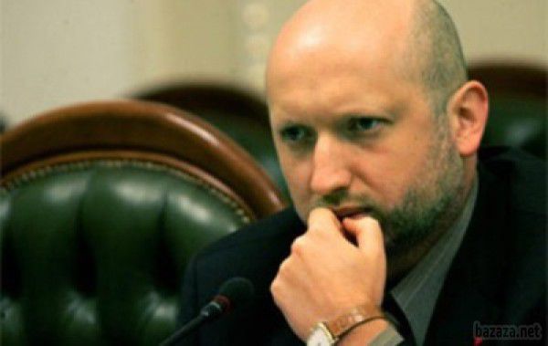 Турчинов заявив, що військове становище буде ініційовано у разі провалу мирного плану. У наступний понеділок можуть пройти консультації щодо проведення позачергового засідання Верховної Ради з порядком денним про введення воєнного стану в Донецькій і Луганській областях.