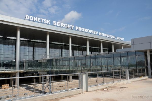 Українські десантники захопили в аеропорту Донецька сім російських кадрових військових. Українські десантники продовжують утримувати аеропорт Донецька.