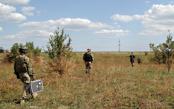 Нічия земля. Один день з життя розвідника в зоні АТО. Репортаж військового інженера Олександра Шульмана, який побував у розвідці поблизу селищ Металіст і Олександрівськ Луганської області