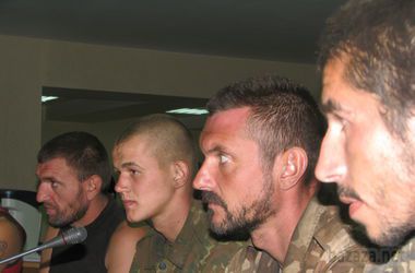 Звільнений з полону український солдат: "Там такі ж люди, як і ми". Співачка Руслана і генерал Володимир Рубан привезли до Дніпропетровська десять українських солдат, яких звільнили з полону « ДНР ».