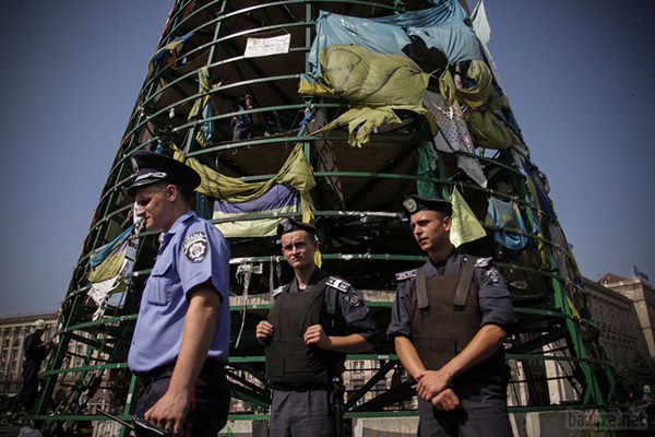 Начальник міліції Києва Олександр Терещук: "Не вішайте на переселенців злочини. Їх роблять інші люди". Крісло начальника міліції Волинській області Олександр Терещук змінив на головний кабінет у київському главку, коли гостро стояло питання: чи вдасться міській владі впоратися з Майданом до урочистостей на честь Дня Незалежності. Вдалося. Не без скандалу, але зате без жертв.