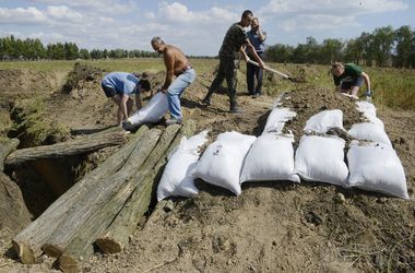 Запорожани в суботу добровільно копали окопи і будували укріплення для армії. В суботу більше тисячі городян провели патріотичний суботник на околиці міста - рили окопи і створювали укріплювальні споруди для армії, " щоб перешкоджати можливому проходженню ворожої техніки зі сходу країни на територію міста".
